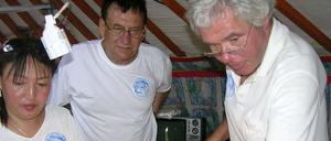 SPRECHSTUNDE IM ZELT. Zahnarzt Wolfgang Credner (rechts), eine mongolische Ärztin (links) sowie Claus Macher (Mitte), Stifter und Präsident des DWLF, mit einer Patientin.
