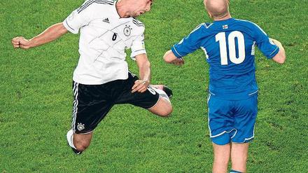 Augen zu und durch. Sami Khedira (l.) überzeugt mit guter Kopfballhaltung gegen Christian Holst. Foto: dapd