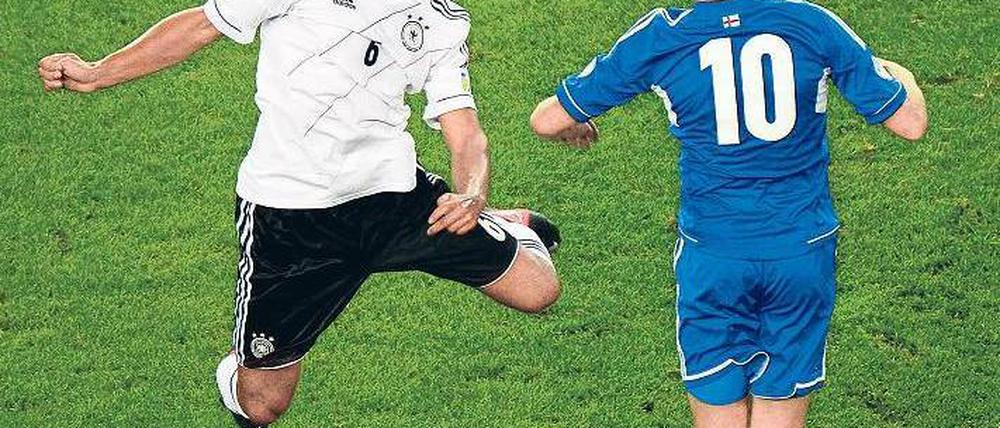 Augen zu und durch. Sami Khedira (l.) überzeugt mit guter Kopfballhaltung gegen Christian Holst. Foto: dapd