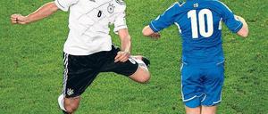 Augen zu und durch. Sami Khedira (l.) überzeugt mit guter Kopfballhaltung gegen Christian Holst. Foto: dapd