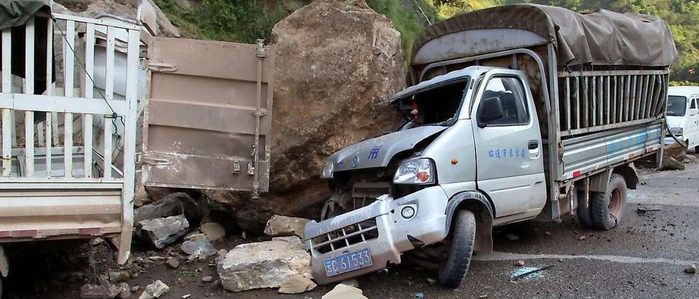 Zerstörte Fahrzeuge bei Yiliang.