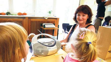 "Peter und der Wolf" statt Deutschlandfunk: Gabriele Knoth, Leiterin der Friedrichshainer Kita Hopsekäse, spielt den Kindern mit dem CD-Radio nur Hörspiele vor. 