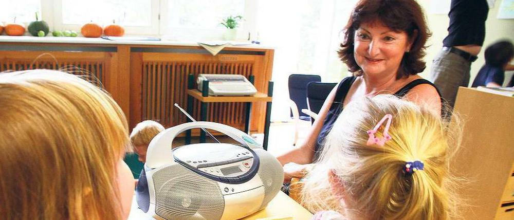 "Peter und der Wolf" statt Deutschlandfunk: Gabriele Knoth, Leiterin der Friedrichshainer Kita Hopsekäse, spielt den Kindern mit dem CD-Radio nur Hörspiele vor. 