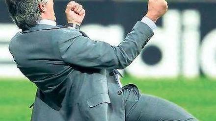 Portugiese auf Gras. José Mourinho freut sich über seine Mannschaft. Foto: dpa