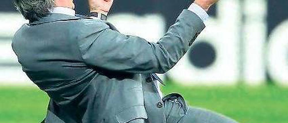 Portugiese auf Gras. José Mourinho freut sich über seine Mannschaft. Foto: dpa