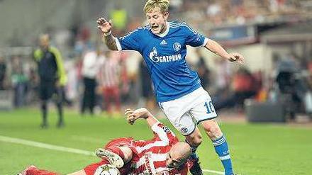 Es läuft gut. Lewis Holtby (rechts) ist die Zentrale der Schalker Schaltstelle. Foto: AFP