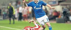 Es läuft gut. Lewis Holtby (rechts) ist die Zentrale der Schalker Schaltstelle. Foto: AFP