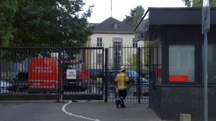 Feuerwehrmann vor dem Eingang des Konsulats in der Clayallee.