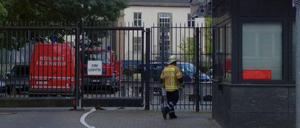 Feuerwehrmann vor dem Eingang des Konsulats in der Clayallee.