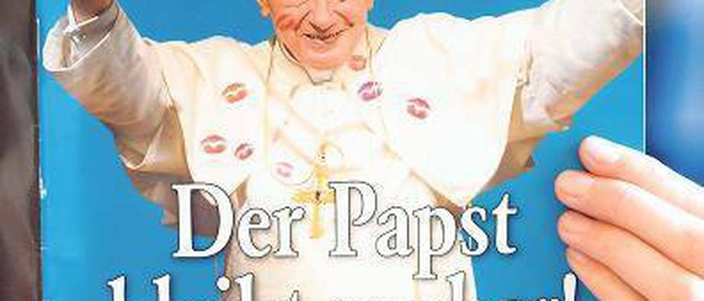 Blasphemie? Das Satiremagazin „Titanic“ zeigte den Papst mit befleckter Soutane. Prompt kam es erneut zu einer Debatte über die Verschärfung des Gotteslästerungs-Paragrafen. Foto: dapd