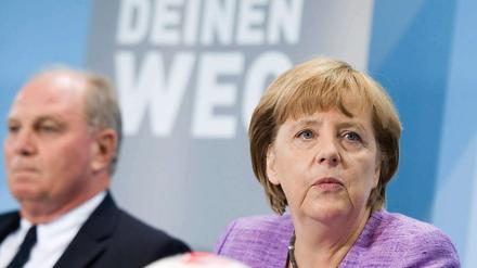 Bundeskanzlerin Angela Merkel (r.) und Bayern-Präsident Uli Hoeneß (l.) nahmen im Zuge der Vorstellung der Initiative "Geh Deinen Weg" Stellung zum Thema Homosexualität im Fußball.