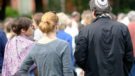 Teilnehmer einer Kundgebung in Friedenau gegen Antisemitismus.
