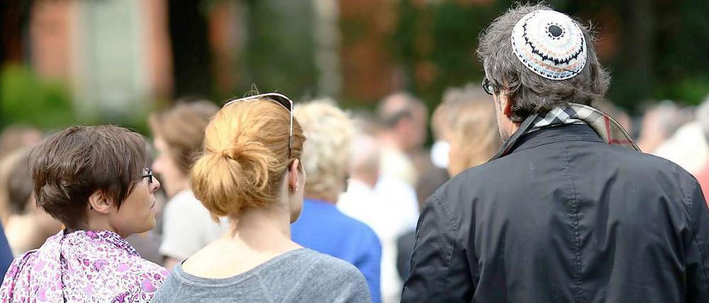 Teilnehmer einer Kundgebung in Friedenau gegen Antisemitismus.