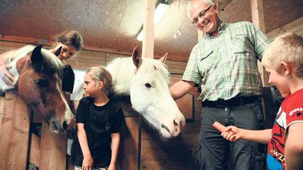 Guck mal, wer da wiehert. Die Ponys im Stall des Kinderbauernhofs in Wedding sind nicht nur zum Füttern und Streicheln da. Kinder übernehmen dort die Pflege der Tiere. Projektleiter Siegfried Kühbauer hilft dabei. Die 12-jährige Alina (links) etwa kommt mehrmals die Woche auf die Farm. „Da ist man raus aus dem Alltag“, sagt sie. 