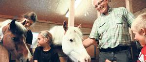 Guck mal, wer da wiehert. Die Ponys im Stall des Kinderbauernhofs in Wedding sind nicht nur zum Füttern und Streicheln da. Kinder übernehmen dort die Pflege der Tiere. Projektleiter Siegfried Kühbauer hilft dabei. Die 12-jährige Alina (links) etwa kommt mehrmals die Woche auf die Farm. „Da ist man raus aus dem Alltag“, sagt sie.