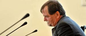 Der Thüringer Ex-Verfassungsschutzchef Helmut Roewer wartet am 10. September im Landtag in Erfurt auf die Fortsetzung der Befragung.