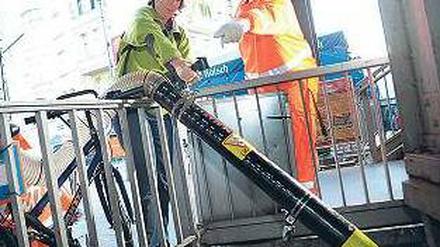 Wie zuhause. Sabine S.-B. saugte am Bahnhof Friedrichstrasse die Kippen auf – mit BSR-Hilfe. 