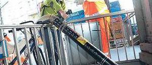 Wie zuhause. Sabine S.-B. saugte am Bahnhof Friedrichstrasse die Kippen auf – mit BSR-Hilfe.