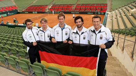 Mannschaftsbild: Benjamin Becker (v.l.), Cedrik-Marcel Stebe, Florian Mayer, Philipp Petzschner und Kapitän Patrik Kühnen posieren gemeinsam vor dem Center Court des Hamburger Rothenbaum.
