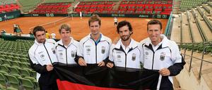 Mannschaftsbild: Benjamin Becker (v.l.), Cedrik-Marcel Stebe, Florian Mayer, Philipp Petzschner und Kapitän Patrik Kühnen posieren gemeinsam vor dem Center Court des Hamburger Rothenbaum.