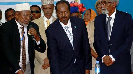 Hassan Scheich Mohammed, mit Parlamentssprecher Mohamed Osman Jawari (r.) und Aidid Ilka Hanaf, Vorsitzender des Höchstgerichtes (l.), bei seiner Vereidigung in Mogadischu .