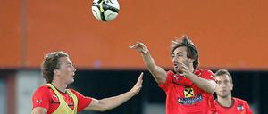 Hasch' mich. Veli Kavlak (Mitte) und der Mainzer Julian Baumgartlinger (l.) spielen Fangen.