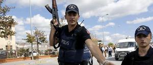 Polizisten sperren die Polizeiwache ab, vor der der Anschlag verübt wurde.