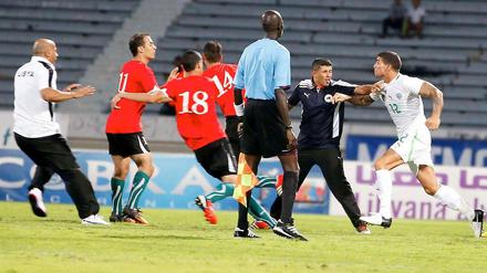 Algeriens Carl Medjani (Nr. 12) hat noch Luft fürs Nachspiel.