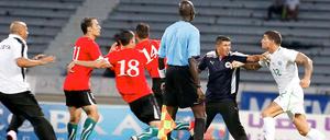 Algeriens Carl Medjani (Nr. 12) hat noch Luft fürs Nachspiel.