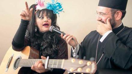 Da oben. Der griechisch-orthodoxe Geistliche Emmanuel Sfiatkos im Gespräch mit Nina Hagen. Die Rocksängerin wird beim Fest der Kirchen auftreten. Foto: dpa/Kappeler