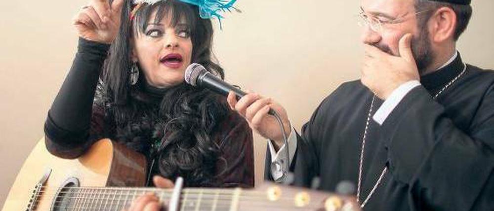Da oben. Der griechisch-orthodoxe Geistliche Emmanuel Sfiatkos im Gespräch mit Nina Hagen. Die Rocksängerin wird beim Fest der Kirchen auftreten. Foto: dpa/Kappeler
