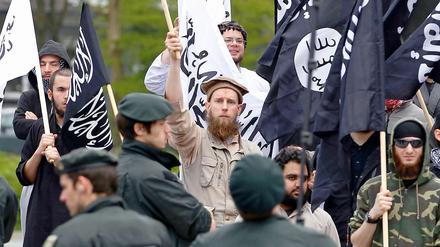 Im Mai demonstrierten Salafisten in Solingen gegen eine Kundgebung der Islam-feindlichen Gruppe Pro Deutschland. Dabei zeigte sich die große Gewaltbereitschaft einiger Salafisten, die ansonsten eine besonders strenge Religionsauslegung wie zu Zeiten des Propheten Mohammed propagieren.