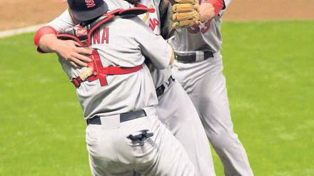 Mit dem Kleintier kam die Wende. Die St. Louis Cardinals konnten am Sonntag über den Einzug ins Finale jubeln. Fotos: Reuters