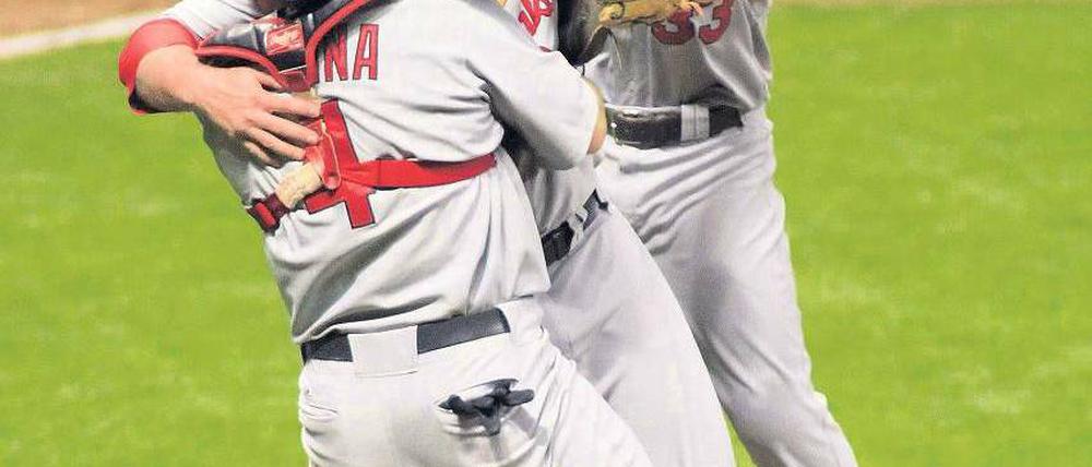 Mit dem Kleintier kam die Wende. Die St. Louis Cardinals konnten am Sonntag über den Einzug ins Finale jubeln. Fotos: Reuters