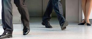 Eine Frau, zwei Männer. Frauen in Führungsetagen sind rar.