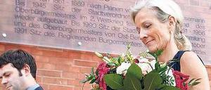 Abschied. Mit einem Blumenstrauß verließ Ex-Senatorin Sybille von Obernitz am Dienstag das Rote Rathaus, in Begleitung des Chefs der Senatskanzlei Björn Böhning. Kurz zuvor war Obernitz die Entlassungsurkunde ausgehändigt worden. 