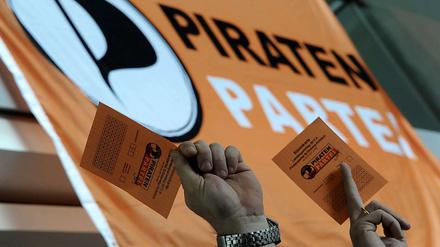Piraten stimmen bei dem Landesparteitag in Kiel ab.