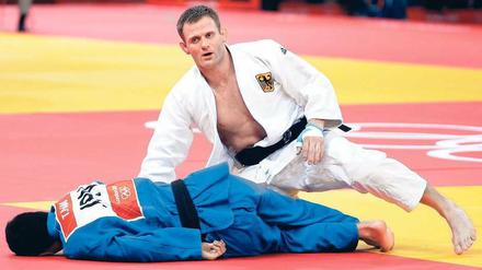 Ole Bischof, 33, wurde als Judoka in der Klasse bis 81 kg 2005 Europameister und WM-Dritter 2009. Seine größten Erfolge feierte Bischof bei Olympia: Gold in Peking 2008, Silber jetzt in London. Nun wird der studierte Volkswirt bei einer Beratungsfirma arbeiten.