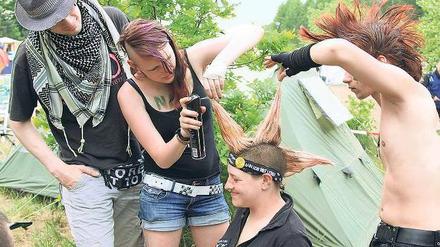 Zeit fürs Zwischenmenschliche. Auf kleinen Festivals kommt man schneller mit anderen Besuchern in Kontakt. So wie hier bei „Rock in Caputh“. 
