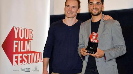 Michael Fassbender mit dem spanischen Filmemacher und Gewinner des "Your Film Festival" in Venedig David Victori.
