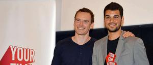 Michael Fassbender mit dem spanischen Filmemacher und Gewinner des "Your Film Festival" in Venedig David Victori.