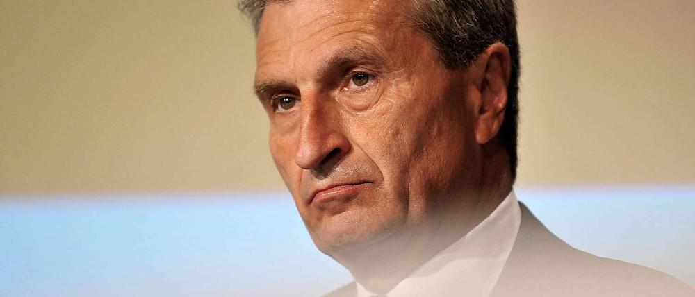 Günther Oettinger hält es für möglich, dass Kanzlerin Merkel in die EU-Politik wechselt.