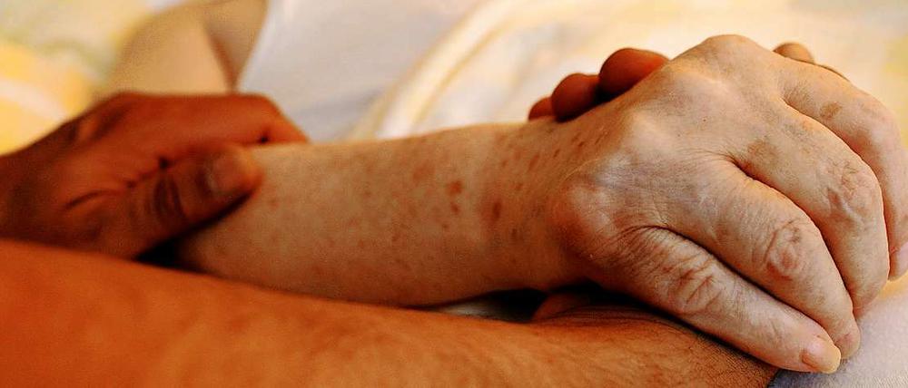 Ärzte können ihren Patienten am Lebensende sehr nahe stehen - aber dürfen sie auch Sterbehilfe leisten?