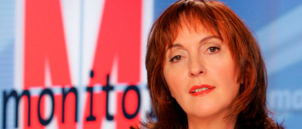 Sonia Mikich, geboren am 13. Juli 1951 in Oxford, moderiert heute (21 Uhr 45) zum letzten Mal „Monitor“. Die ehemalige Korrespondentin in Moskau und Paris übernahm im Januar 2002 als erste Frau nach Claus Hinrich Casdorff, Gerd Ruge und Klaus Bednarz die Leitung des seit 1965 laufenden ARD-Magazins. „Monitor“ und widmete sich seitdem verstärkt wirtschaftspolitischen Themen. Seit Oktober 2011 ist Mikich Leiterin der WDR-Programmgruppe Inland – und Vorgesetzte des neuen „Monitor“-Chefs Georg Restle.