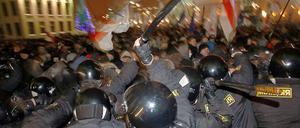 Weißrussische Sicherheitskräfte im Einsatz gegen Demonstranten in Minsk