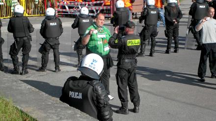 Fußballfans sind keine Verbrecher. In Polen macht man in dieser Hinsicht aber nur geringfügige Unterschiede.