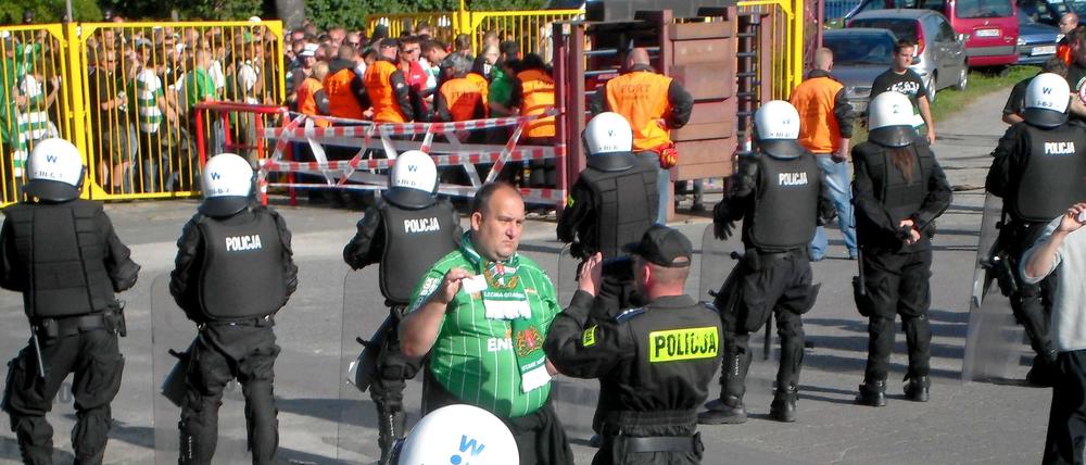Fußballfans sind keine Verbrecher. In Polen macht man in dieser Hinsicht aber nur geringfügige Unterschiede.