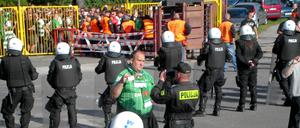 Fußballfans sind keine Verbrecher. In Polen macht man in dieser Hinsicht aber nur geringfügige Unterschiede.
