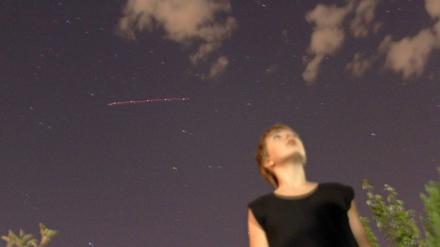 Sonja blickt ins Universum.