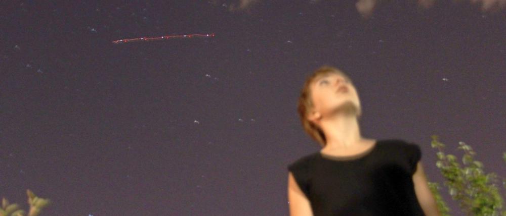 Sonja blickt ins Universum.